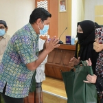 Wali Kota Kediri, Abdullah Abu Bakar, saat menyerahkan tunjangan kehormatan untuk hafidz dan hafidzah. Foto: Ist