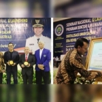 Kepala Dinas Koperasi dan UMKM Jatim Mas Purnomo Hadi foto bersama jajaran pejabat UM.