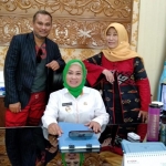 Desainer Titin Sudarsa dan Embran Nawawi bersilaturahmi ke Wakil Bupati Lamongan dalam rangka kulo nuwun untuk mengembangkan kain tenun asli Lamongan. foto: istimewa