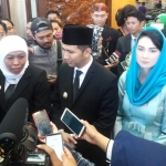 Khofifah dan Emil menjawab pertanyaan wartawan usai serah terima jabatan di DPRD Jatim. foto: DIDI ROSADI/BANGSAONLINE