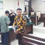 Bupati Jombang Nonaktif Nyono Suharli usai mengikuti sidang perdana dengan agenda pembacaan dakwaan di pengadilan Tipikor Jawa Timur, Juanda Surabaya. foto: Catur/ BANGSAONLINE