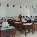 Guru SMAN 1 Arjasa Sumenep, Syamsul Arifin, saat mengajar.