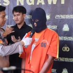 Wakapolres Ngawi Kompol Haryanto saat meminta keterangan salah satu tersangka.