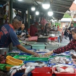 Pj Wali Kota Kediri, Zanariah, saat mengunjungi stan tempat berjualan ikan di Pasar Setono Betek. Foto: Ist