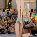 Kapolsek Kediri Kota, Kompol Bowo Wicaksono, saat mendalang di hadapan anak-anak TK Kemala Bhayangkari 41 dan 42. Foto: MUJI HARJITA/BANGSAONLINE