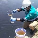 Petugas DLH Bojonegoro saat mengambil sampel air Sungai Bengawan Solo.