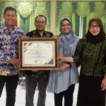 Wali Kota Kediri, Abdullah Abu Bakar (kiri) saat menerima penghargaan. Foto: Ist