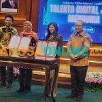 Penandatangan Adendum Nota Kesepakatan antara Badan Pengembangan Sumber Daya Manusia Kementerian Komunikasi dan Digital Republik Indonesia dan Pemprov Jatim. Foto: Devi Fitri/BANGSAONLINE