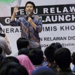 Calon Wagub Jatim Emil Dardak memberikan sambutan saat launching Relawan Digital. foto: DIDI ROSADI/ BANGSAONLINE