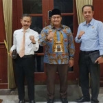 Direktur YLBH FT Andi Fajar Yulianto (kiri) saat bertemu Ketua DPRD Gresik, M Syahrul Munir, beberapa waktu lalu. Foto: Ist.