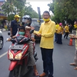 Ketua DPD Golkar Lamongan, Kacung Purwanto saat membagikan masker kepada pengguna jalan.
