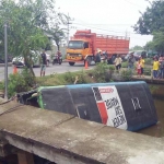 Bus mini yang masuk ke sungai Trosobo, kemarin. 