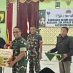 Komandan Kodim (Dandim) 0829 Bangkalan Letkol Infantri Nanang Fahrur Rosi, S.Pd., saat menyerahkan bingkisan Idul Fitri kepada Jimhur Saros salah satu perwakilan media