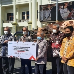 Suasana penyerahan puluhan hewan kurban di halaman Kantor Pemkab Tuban.