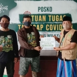 M. Rizal, perwakilan supporter Persebaya atau Bonek Suroboyo menyerahkan donasi kepada Moch Rofi’i Boenawi, Sekretaris NU Care LAZISNU Jawa Timur. foto: istimewa.