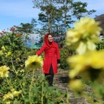 Puti saat menikmati pemandangan di Taman Agro Margomulyo (TAM) kawasan wisata Gunung Kelud, Kabupaten Kediri.