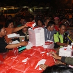 Kanwil DJP Jatim ll dan Forwas Sidoarjo saat bagi-bagi ratusan paket sahur.