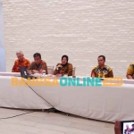 Mensos Risma saat konferensi pers di Surabaya. Foto: YUDI ARIANTO/BANGSAONLINE