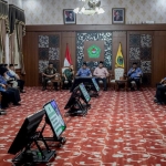 Suasana rapat high level di Pringgitan Dalam Mandhapa Aghung Ronggusukowati, Senin (17/2/2025). 