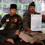 Kasatkorcab Banser Kota Kraksaan Mahmud saat menggelar Jumpa Pers dan siap kirim surat ke Kapolres protes terkait kasus penganiayaan kades Rangkang.