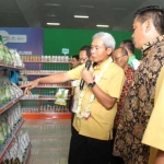 Direktur Teknik & Pengembangan (Dirtekbang) PG Arif Fauzan menunjukkan produk-produk yang dijual di Petromart usai launching. foto: SYUHUD/ BANGSAONLINE