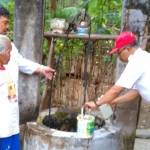 Pemberian kaporit ke sumur warga oleh petugas Dinkes di kecamatan Pogalan. foto: HERMAN S/ BANGSAONLINE