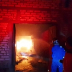 Petugas Damkar berupaya memadamkan api yang membakar pabrik kerupuk di Dusun Maner, Desa Sumurcinde, Kecamatan Soko, Kabupaten Tuban, kemarin.