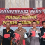 Konferensi pers Polsek Gempol dalam pengungkapan pencurian di rumah perawat saat lebaran