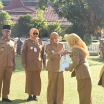  Wali Kota Kediri Vinanda Prameswati saat menyerahkan SK Kenaikan Pangkat PNS kepada salah satu PNS. (Ist). 