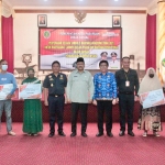 Wali Kota Pasuruan Saifullah Yusuf (tengah) bersama perwakilan penerima BLT.