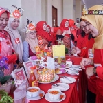 Ketua TP PKK Kota Pasuruan, Suryani Firdaus, saat melihat stan-stan dalam gelaran Akademi ABC: Ahlinya Buat Cita Rasa Roadshow 2025.
