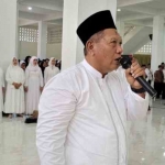 Drs AKBP (Purn) H.M. Karsono, MM. Ketua PP POLRI Ranting Mojosari Mojokerto memimpin deklarasi dukungan terhadap Mubarok di Kampus Universitas KH Abdul Chalim Pacet Mojokerto, Ahad (1/9/2024). Foto: bangsaonline