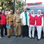 Kepala SMF Anak RS Soewandhi Radix Hardiyanto (empat dari kanan) saat foto bersama kru ambulans NETTS yang terdiri dari 1 orang dokter, 3 tenaga medis (perawat), dan 1 driver. foto: YUDI ARIANTO/ BANGSAONLINE