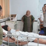 Kapolresta Sidoarjo saat menjenguk santri Ponpes Al Khoziny di rumah sakit.