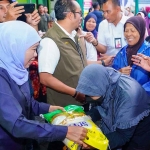 Gubernur Khofifah saat menyapa masyarakat dalam Pasar Murah di Sidoarjo.