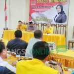 Anggota FPG DPR RI Eni Maulani S, didampingi Ketua DPD II Golkar Gresik Ahmad Nurhamim, penasehat DPD Golkar KH. Nur Muhamad dan Sekretaris DPD Atek Ridwan. foto: SYUHUD/ BANGSAONLINE