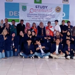 Para Mahasiswa Universitas Merdeka Kota Pasuruan foto bersama usai studi observasi di Desa Baledono.