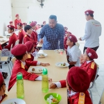 Bupati Gresik, Fandi Akmad Yani berbincang dengan siswa Sekolah Rakyat Terintegrasi 45 Semarang yang sedang makan siang. Foto: Ist.