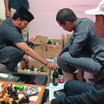 Polres Pamekasan saat menyita ratusan botol miras berbagai merek dari sejumlah penjual