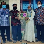 Warga Dusun Dunggaddung, Desa Karduluk, Kecamatan Pragaan menerima bantuan barang produk usaha dari Pemerintah Provinsi Jawa Timur sebagai upaya meningkatkan pendapatan masyarakat dalam pemulihan dampak wabah Covid-19, Kamis (9/9/2021). (foto: ist)