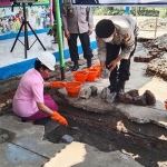 Peletakan batu pertama pembangunan gedung sekolah TK Kemala Bhayangkari. (foto: ist)