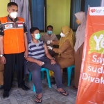 Pelaksanaan vaksinasi kerja sama Puskesmas Panaguan, Kecamatan Proppo, Kabupaten Pamekasan dengan Rumah Zakat.