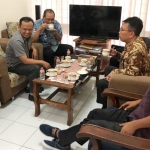 Kunjungan Kepala Dinas Kominfo Provinsi Jawa Timur, Benny Sampirwanto ke Kantor Komisi Informasi (KI) Prov. Jatim di Jl. Bandilan 2 dan 4 Sidoarjo, Kamis, 9 Januari. 