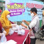 GRATIS: Penyediaan makan siang gratis yang digelar oleh Yayasan Al Muslim Sidoarjo, Senin (6/4). foto: ist