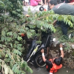 Evakuasi motor korban yang ikut tercebur ke dalam sungai