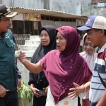 Bupati Sidoarjo, Ahmad Muhdlor Ali, ketika berbincang dengan warga di Kecamatan Tarik. Foto: Ist