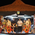 Bupati Kediri Hanindito Himawan Pramana bersama seniman jaranan usai pentas di Pendopo Panjalu Jayati, Minggu (21/11) malam. Foto: Ist.