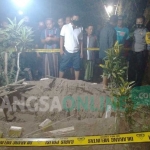 Kondisi makam almarhumah Anis saat terbongkar. foto: AAN AMRULLOH/ BANGSAONLINE