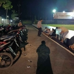 Petugas dari Polres Blitar saat mengamankan para pelaku.