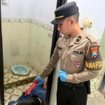 Polisi saat mengidentifikasi TKP pria ditemukan meninggal di Masjid Al Furqon, Badegan